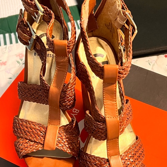 GUESS - Picture 4 of 7